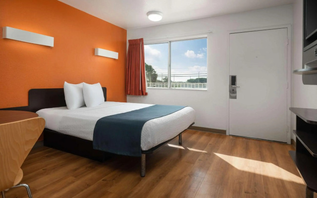 Motel 6 Biloxi, MS - Beach