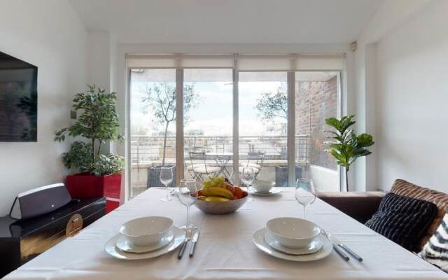 Short let - Penthouse Apartment With West-facing Terrace