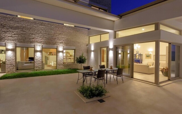 Luxurious 6- Bed Private Villa in Heraklion Crete