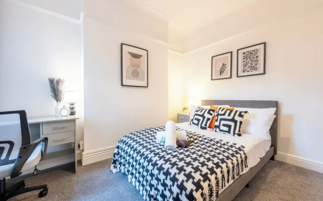 Spacious 4-Bedroom House with Garden