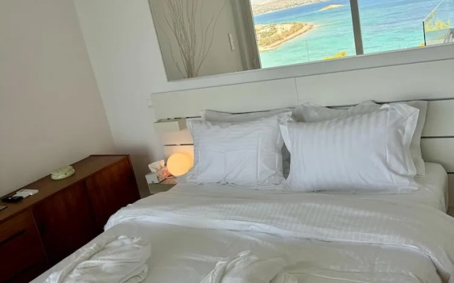 Luxurious 2-bed Seaside Apartment in Saronida
