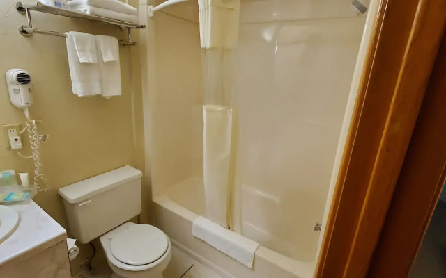 Pictured Rocks Inn & Suites