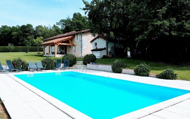 Beautiful Holiday Home with Swimming Pool, Walking Distance From the Centre of Verteillac
