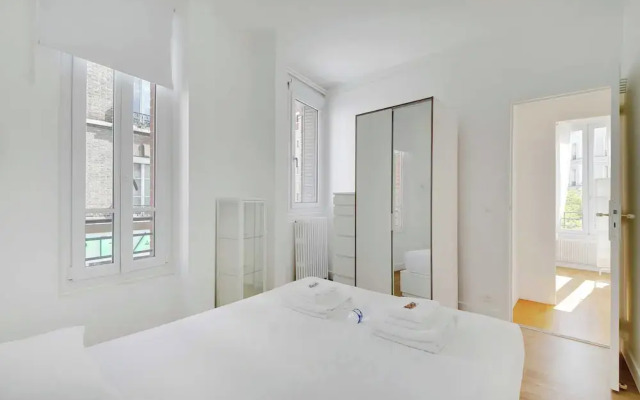 Cozy Apartment 2bdr/5p - in the Heart of Suresnes