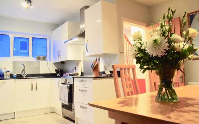 3 Bedroom House In Brighton With Garden