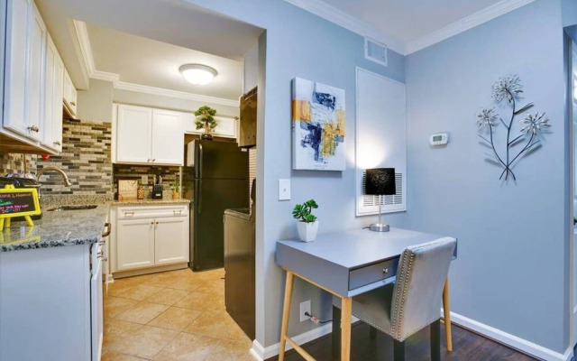 Creative & Cool 2br/2ba West Apt Home