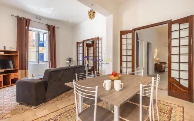 Spacious 4-Bedrooms Townhouse in Tas-Sliema