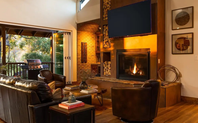 Emerson by AvantStay | Secluded Home - 125 Acres w/ Hiking, Hot Tub & Patio