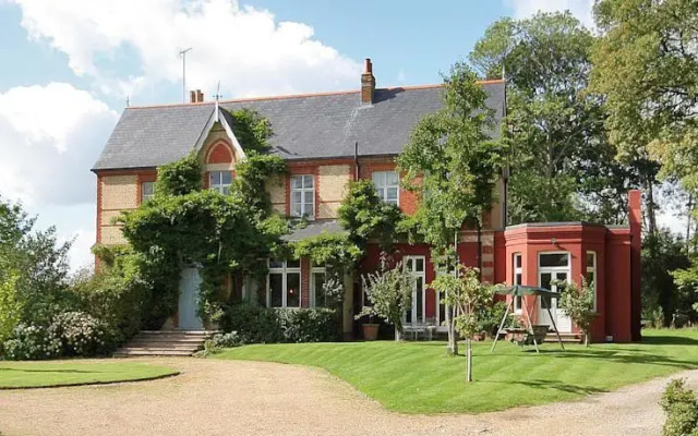 Faygate Place