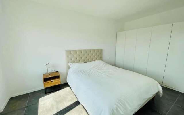 Large 1 bedroom with Terrace & Parking