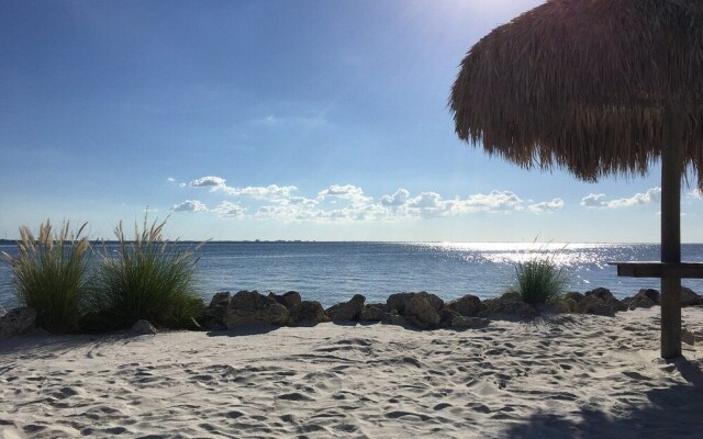 Seaside Luxury Oasis with balcony