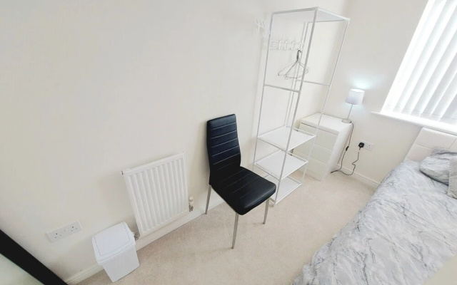 Room in Guest Room - Single Room in 3-bed Home, Full Kitchen, Shared Bathroom