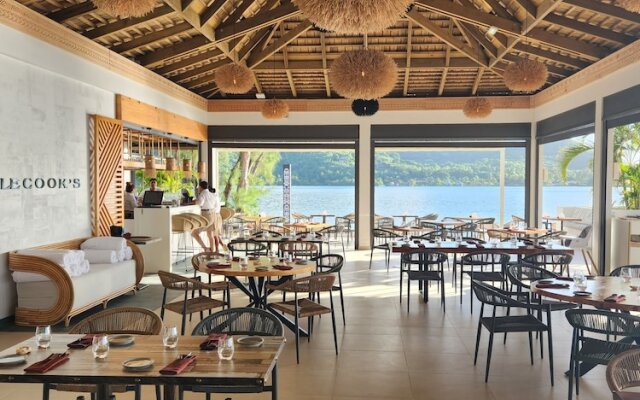 Cook's Bay Hotel and Suites