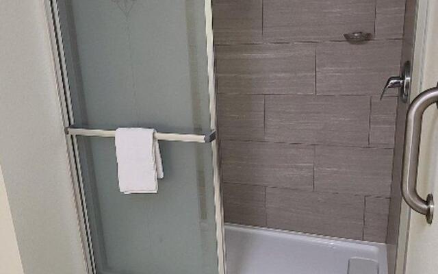 Red Roof Inn & Suites Cornelius – Lake Norman