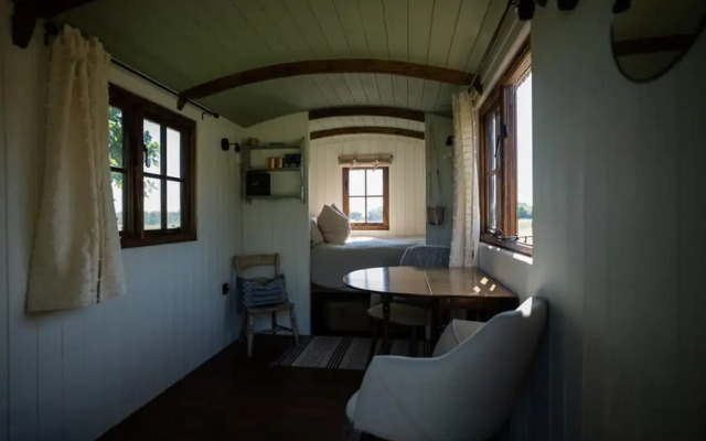 Harbour Ranch Hut - Rustic Countryside Escape