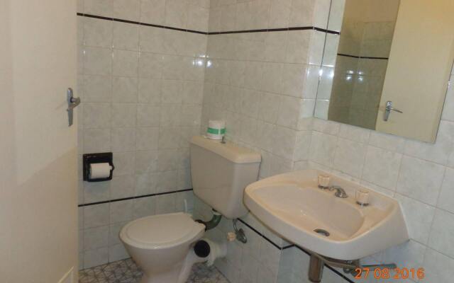 Adelaide Motel & Backpackers