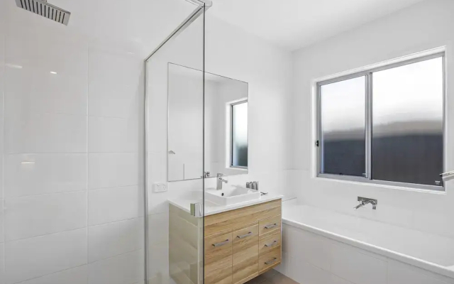 Premium 4-bed Coastal Escape With BBQ and Pool