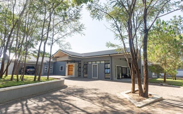 Upmarket 4 bed Chisipite House 2193