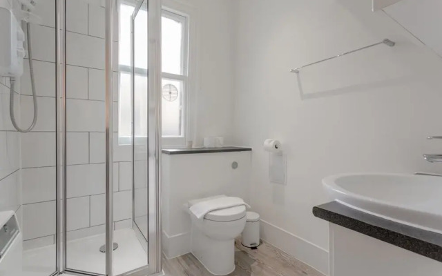 Large & Bright 1 Bed Flat In Piccadilly Circus