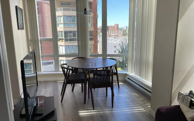 1BD+Den condo, with free parking in Downtown!