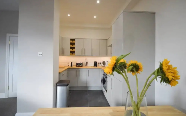 Stylish 3 Bedroom Maisonette Near City Centre