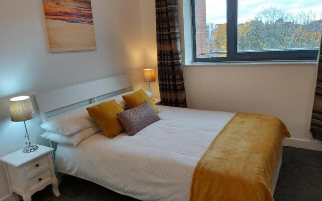 Large 2 Bed, 2 Bath, Free Parking & WiFi