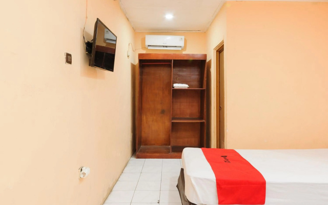 RedDoorz Plus near RSCM Jakarta – Guest Rooms – Jakarta