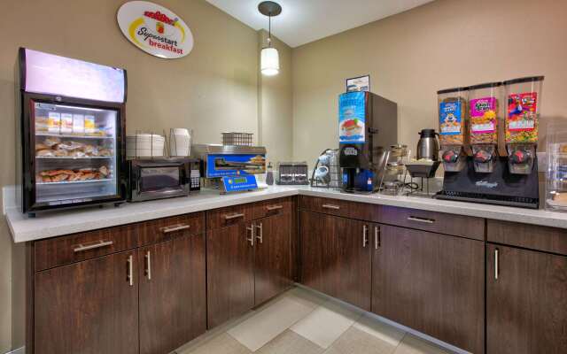 Super 8 by Wyndham Palestine