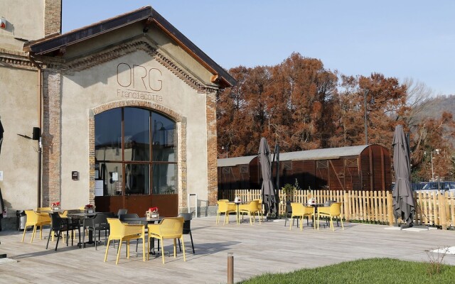 Smart Rooms & Restaurant