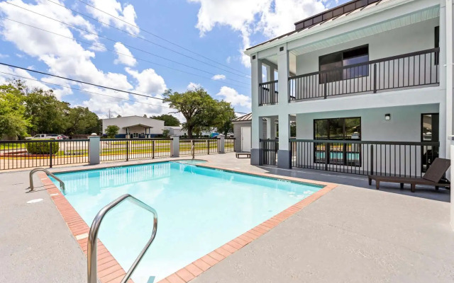 Econo Lodge Inn & Suites Ocean Springs - Biloxi