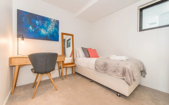 JHT  2 BRM apartment Skytower Sea view