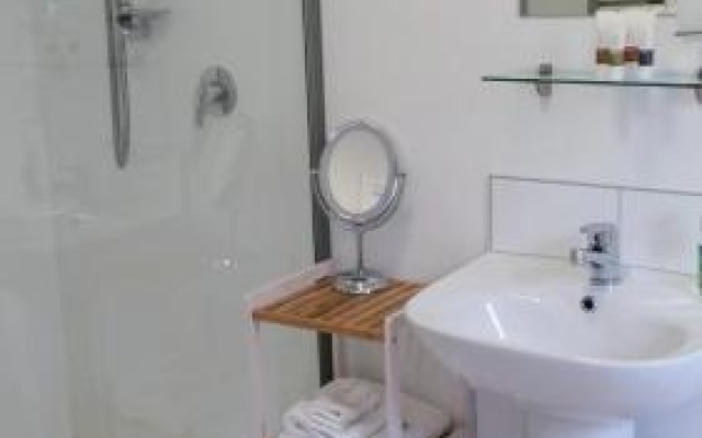 Bed  Breakfast 210 Hillside Cottage – Bathroom – Nelson