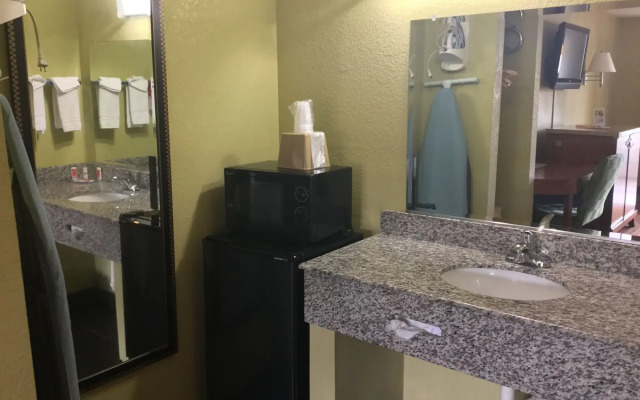 Econo Lodge Inn & Suites