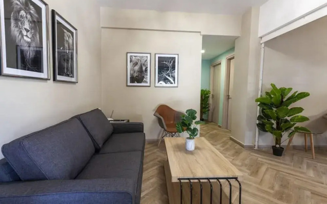 Privilege Apt With Private Yard- Parking