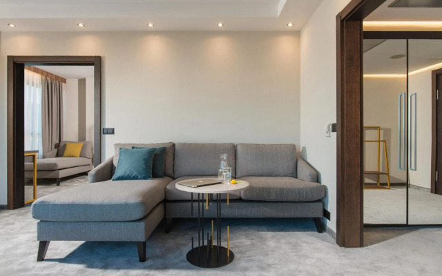 Rosslyn Central Park Hotel