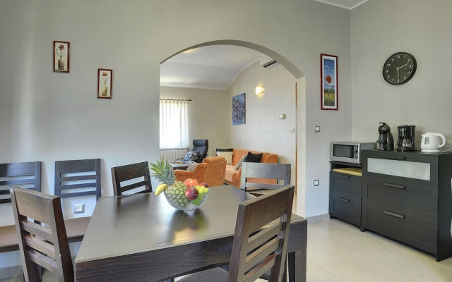 Villa in Peroj With Pool