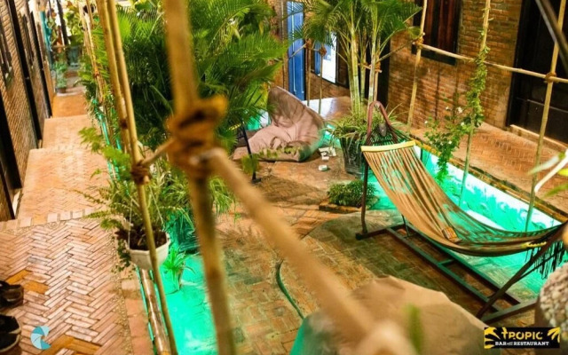 tropic hostel and restaurant