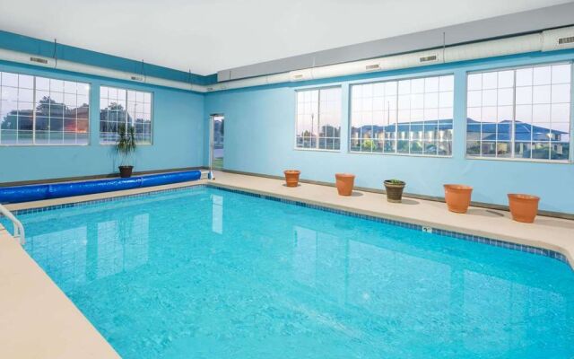 Super 8 Winfield/Quail Ridge Area