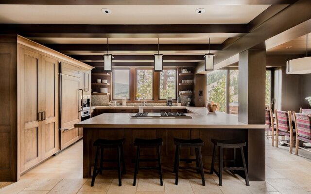 Bronson by AvantStay | Sleeps 17! On the Slopes! Squaw Valley w/Hot Tub&Fire Pit