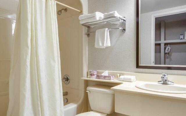 Monte Carlo Inn Oakville Suites