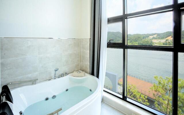 Gapyeong White Cube 24 Spa Pension