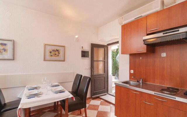 Amazing Apartment in Pucisca With 1 Bedrooms and Wifi