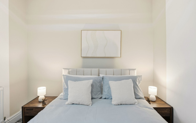 House - Sleeps 6 - On Street Parking