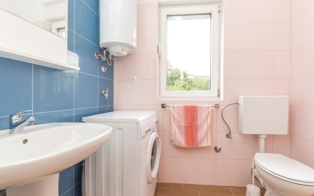 Beautiful Apartment in Maslenica With 2 Bedrooms and Wifi