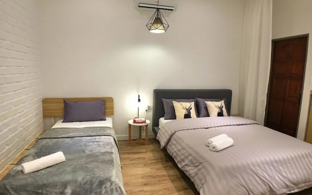 iBook4 Deluxe 2 Bedroom Gurney Suite by iBook Homestay