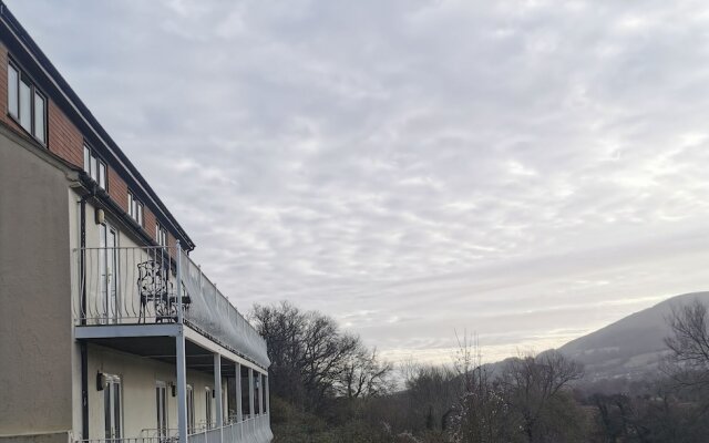 Llanwenarth Hotel & Riverside Restaurant