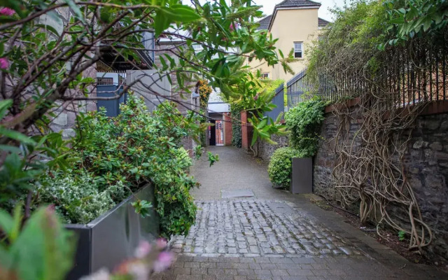Higgihaus Cabot Mews Aparthotel