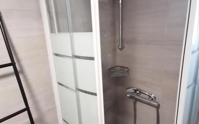 Penthouse spacious w super wifi & terrace, 2 min from metro
