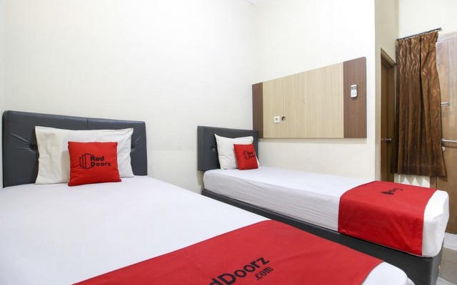 RedDoorz Plus near Stadion Mandala Krida