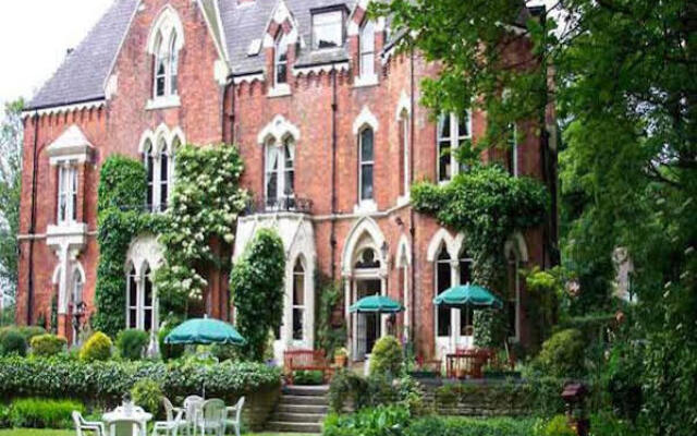 Cliff Lawn Hotel